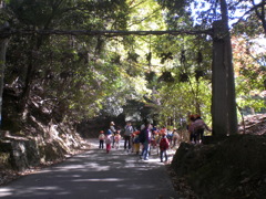 勧請掛（聖域と俗世の境界）と園児