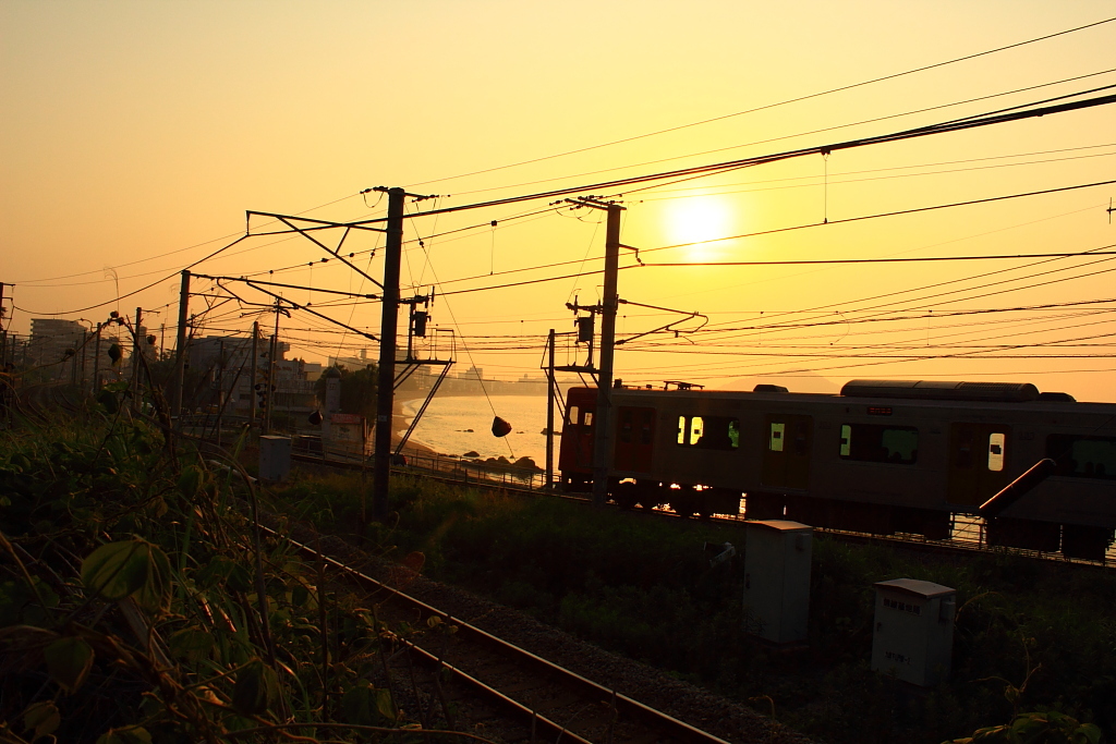 霞む夕暮れと列車