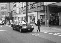 タクシーと女性