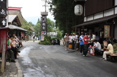蕎麦屋開店を待つ人々