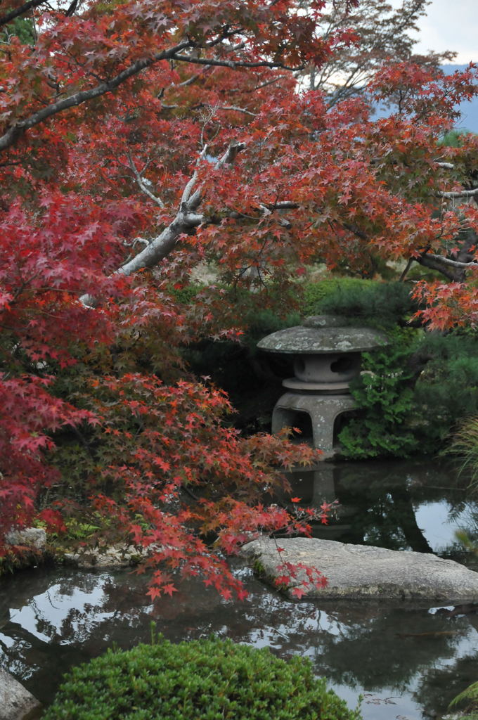 おごそかに