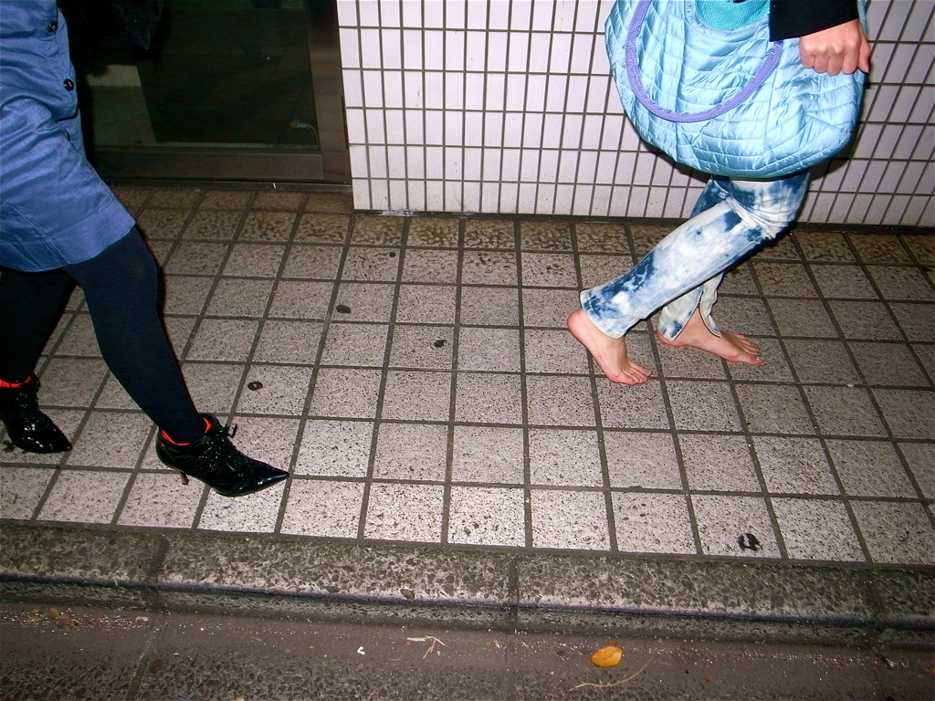裸足で。
