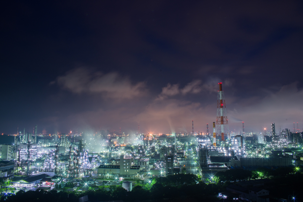 雨上がりの工場