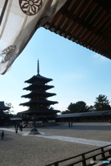 風舞う暖簾と五重塔