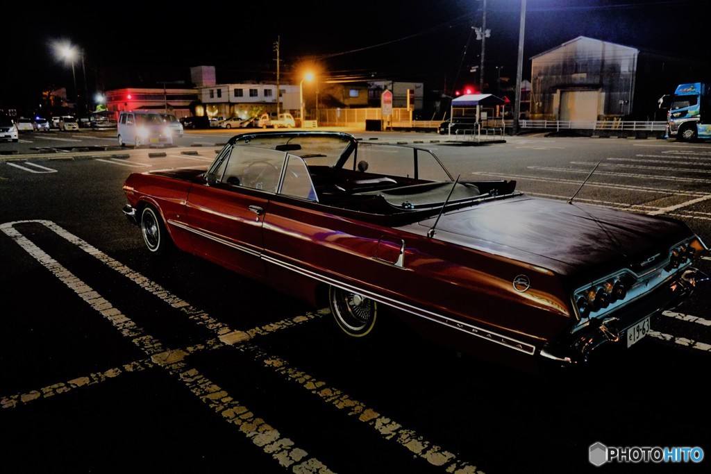 夜の駐車場　オープンカー