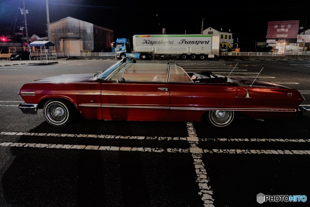 夜の駐車場　オープンカー　サイド