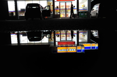 コンビニの夜は更けて