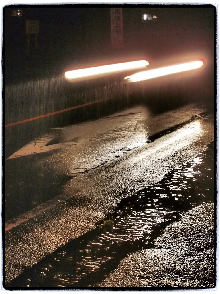 雨とヘッドライト