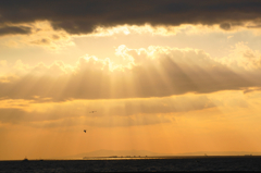 海の夕景、雲の切れ目から降りそそぐ光