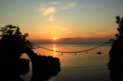 能登機具岩の夕景　穴の形がキリンに見えませんか？