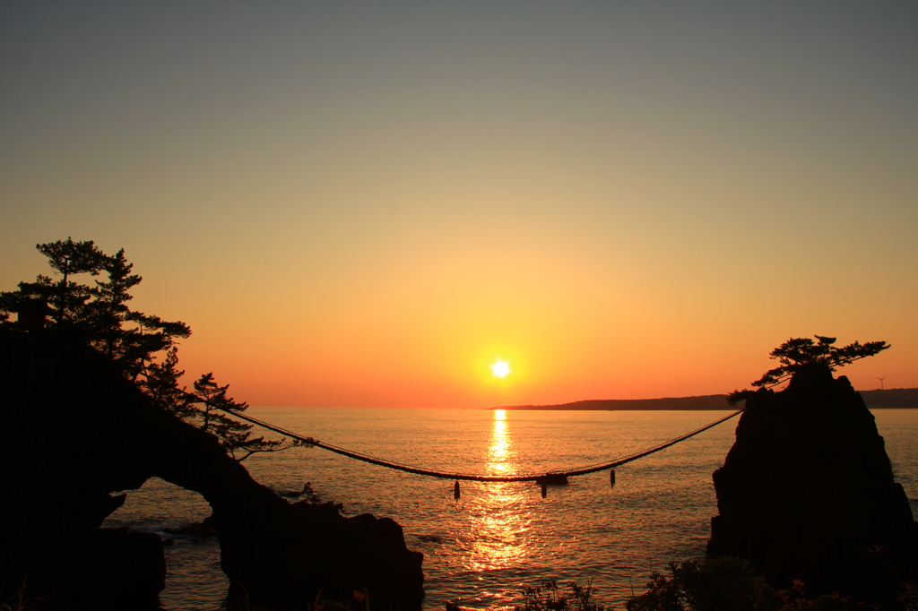 能登機具岩夕景