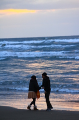 冬の海辺で愛を誓う