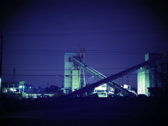 夜の工場