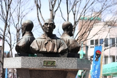 大槻三賢人像