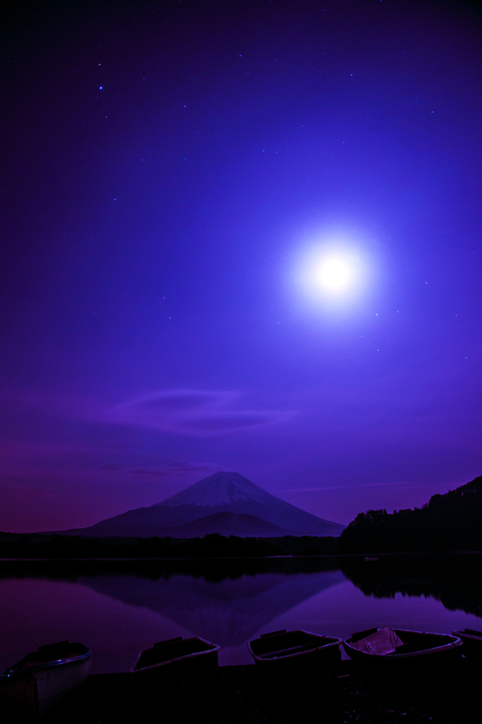 富士山と精進湖を照らす月明かり２