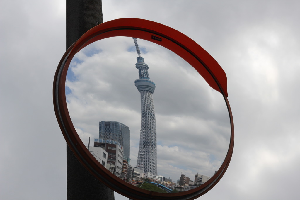 ミラー越しの電波塔