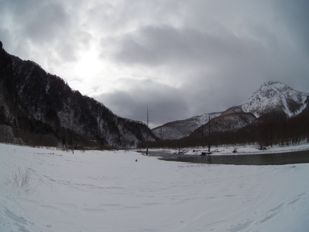 小雪舞う梓川