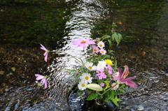水辺に生花