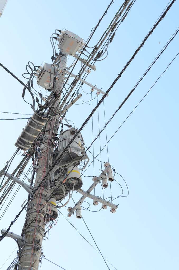 電柱と空。