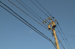 茶色くなった電柱と空。