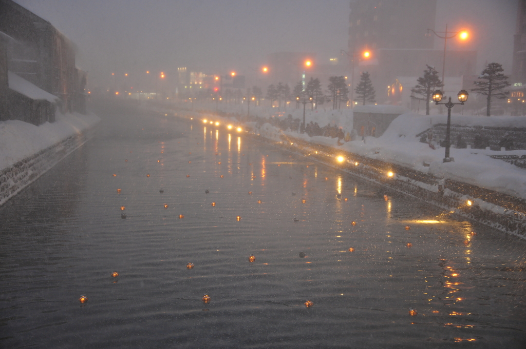 吹雪の小樽運河