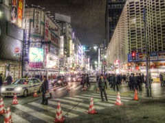 新橋駅前に立つ