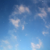 青空から雪が…