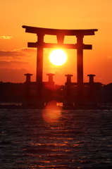 弁天島の鳥居に暮れる夕陽