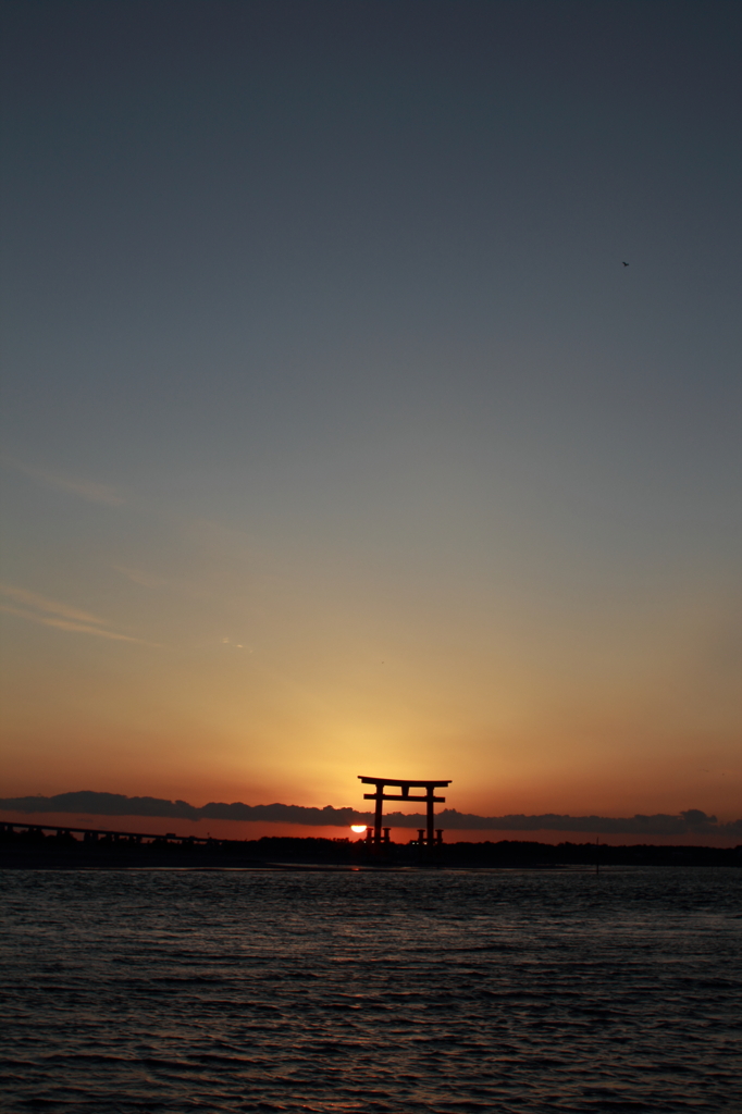 弁天島海浜公園の鳥居と夕日