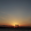 弁天島海浜公園の鳥居と夕日