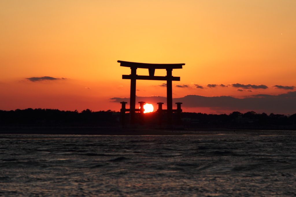 弁天島の鳥居に暮れる夕陽