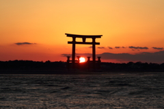 弁天島の鳥居に暮れる夕陽