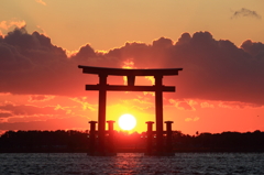 弁天島の鳥居に暮れる夕陽