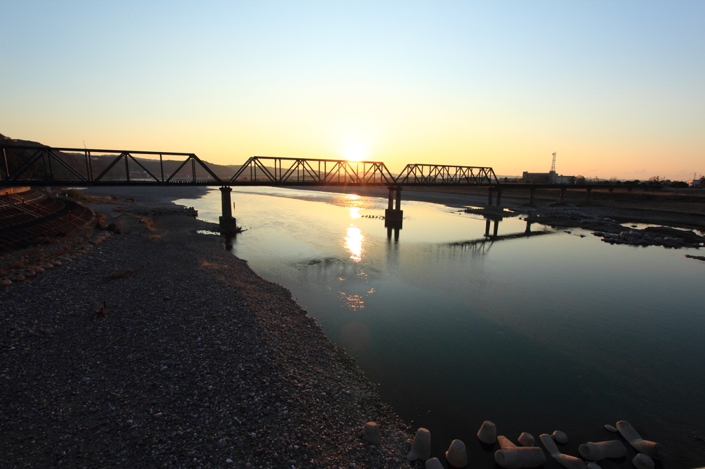 鉄橋に昇る朝陽
