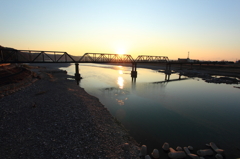 鉄橋に昇る朝陽