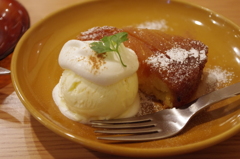 リンゴのケーキとアイスクリーム