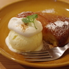 リンゴのケーキとアイスクリーム