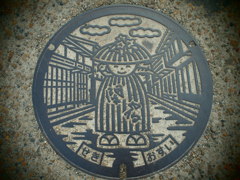 旅人と歴史街道のマンホール・アート