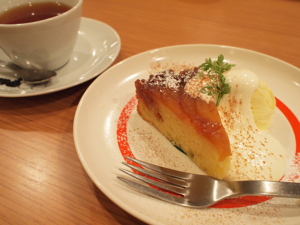 紅茶とりんごケーキ