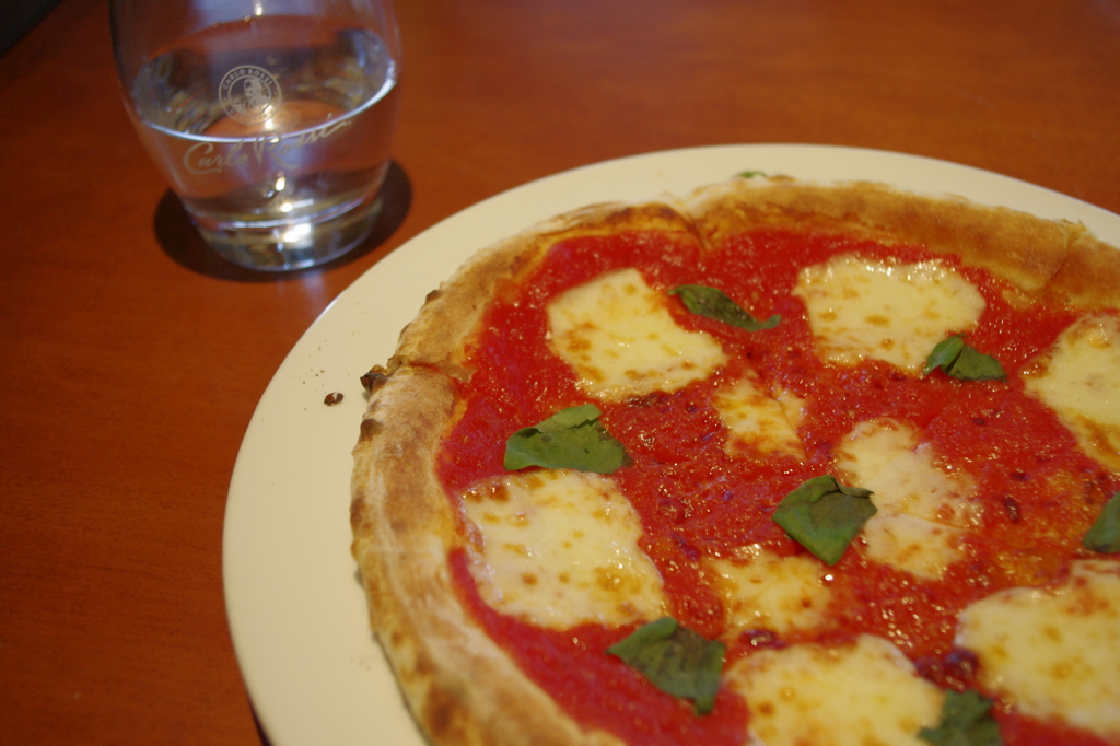 モッツァレラ・チーズのピッツァ