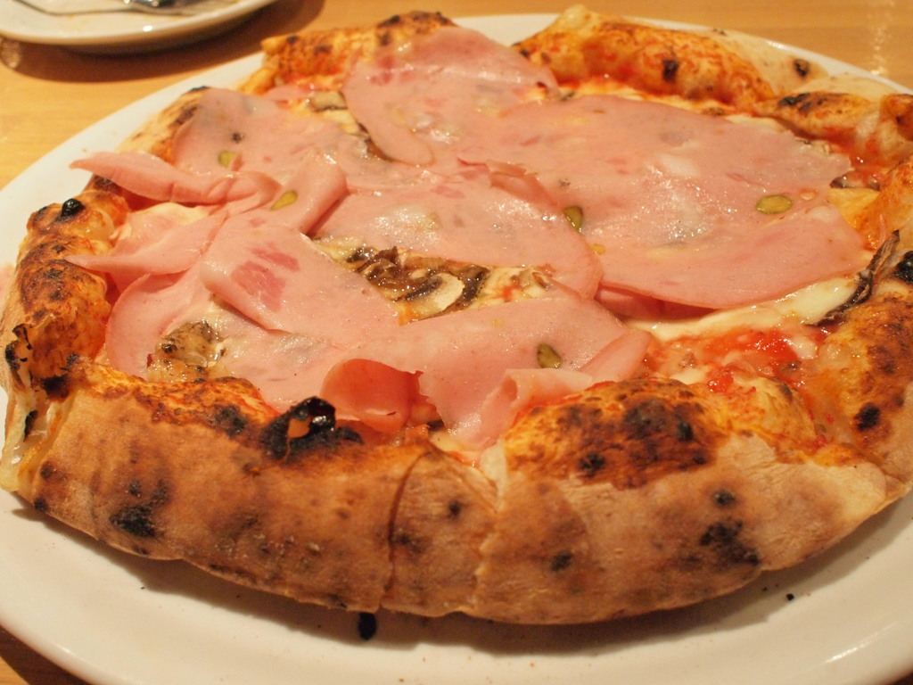 ハムとキノコとモッツァレラチーズのピッツァ