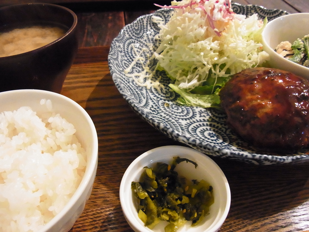 ジューシーなハンバーグランチ