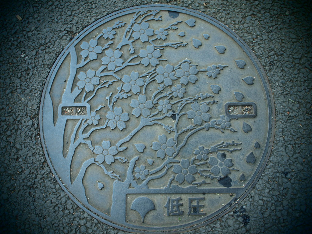 桜散るマンホールアート