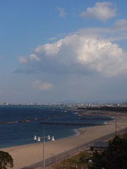ときめきビーチと白い雲、青い空