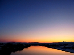 信濃川に映る朝焼け