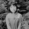 自宅の玄関先に立つ洋子