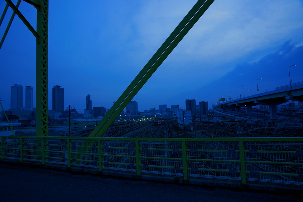 都市の静かな夜明け