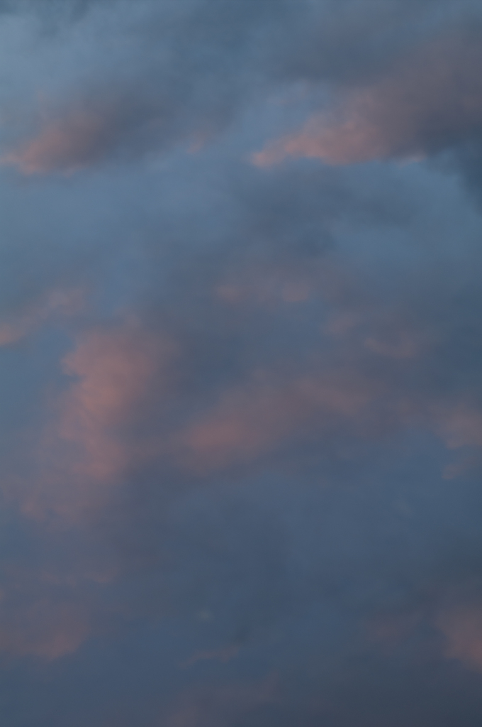 水面に映った夕焼け雲