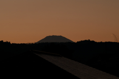 遥かに見える富士のシルエット
