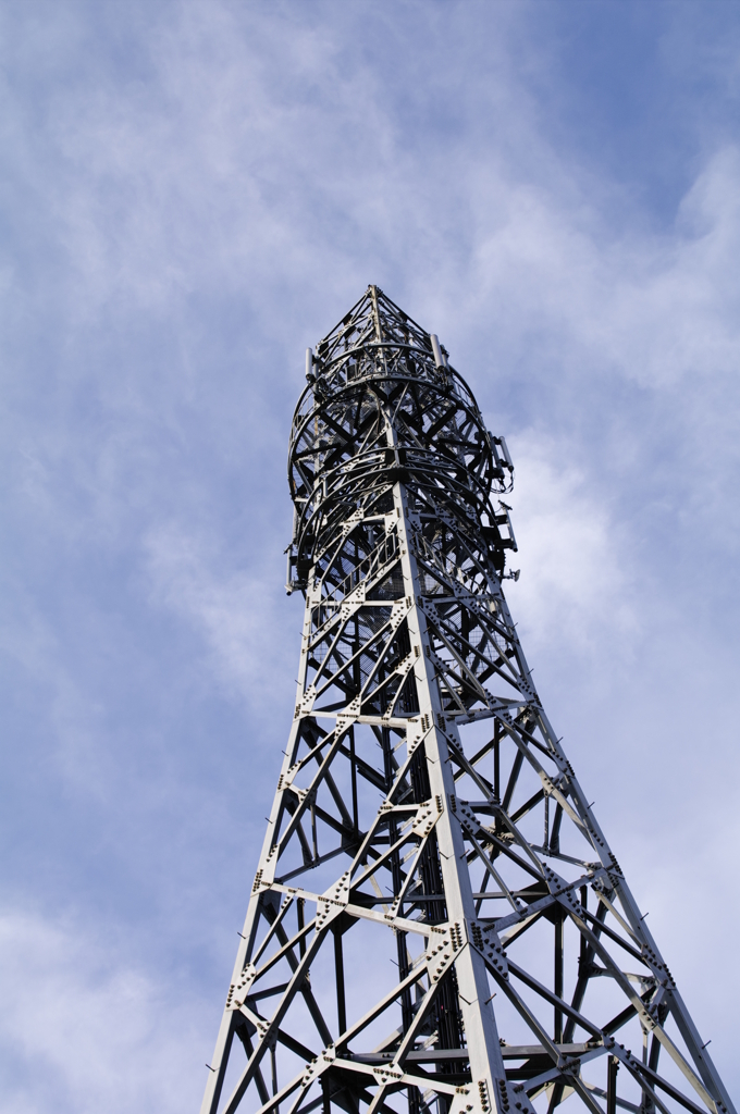 空を突く電波塔
